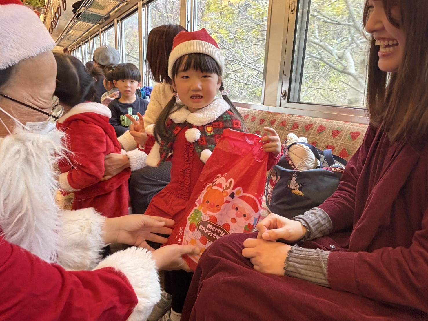 クリマス電車でサンタさんからプレゼント - 【公式】貴志川線の未来を